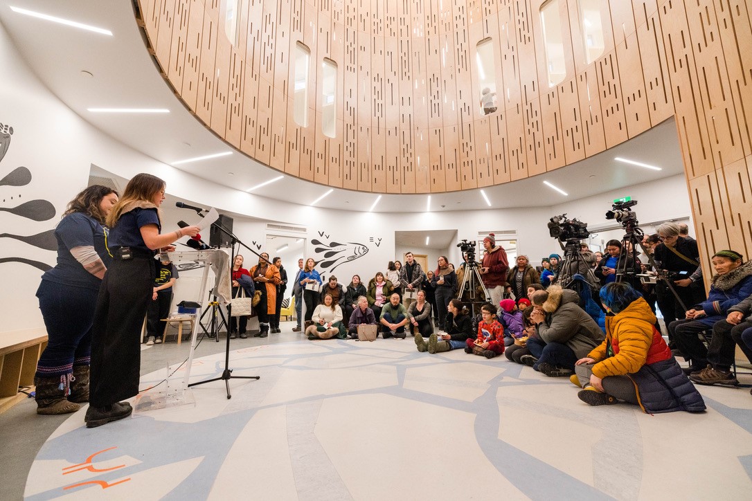 Des invités et des représentants de médias ont assisté à l’inauguration du Centre de mieux-être communautaire Inuusirvik, le 30 novembre 2023